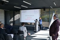 Les patients regardent un écran leur souhaitant la bienvenue