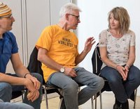 [Bitte in "Französich" uebersetzen:] eine kleine Gruppe im Gespräch