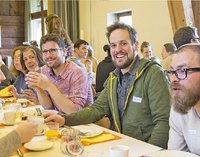 [Bitte in "Französich" uebersetzen:] Eine Gruppe am Tisch in einem Restaurant