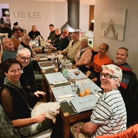 FRAGILE Valais Groupe de personnes assises autour d'une table