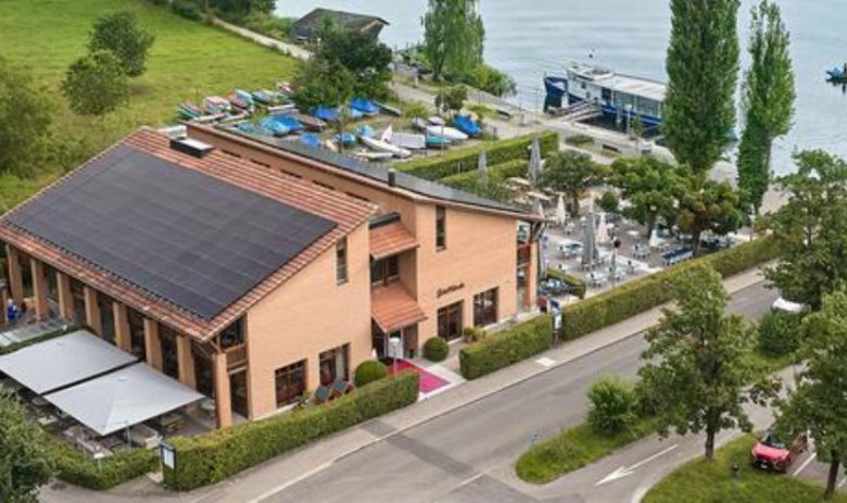 Ein Restaurant am Seeufer