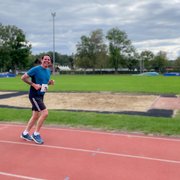 Ein Läufer mit der Nr. 70 lächelt in die Kamera.