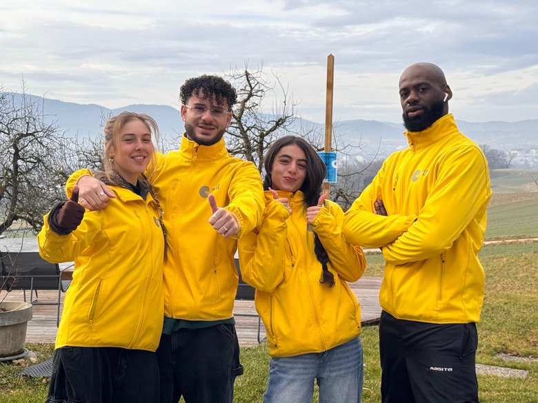 Quatre personnes avec des vestes jaunes