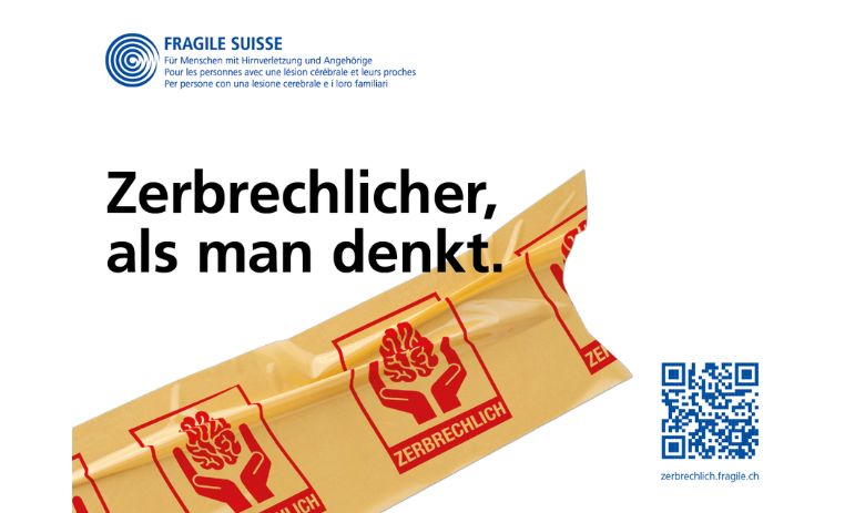 Füllerinserat FRAGILE Suisse Schriftzug "Zerbrechlicher als man denkt". Darunter ein Paket-Klebestreifen mit der roten Aufschrift "zerbrechlich" und zwei gezeichnete Händen, die ein Gehirn halten.