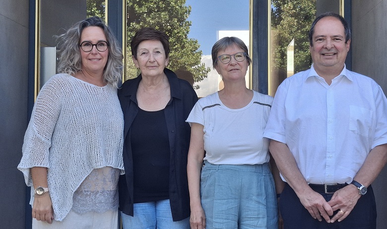 Quatre personnes regardent la photographe