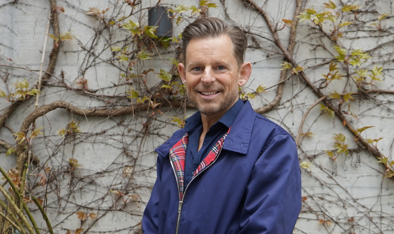 Ausschnitt der Beine von zahlreichen Menschen, die Sportkleidung tragen und in Bewegung sind.