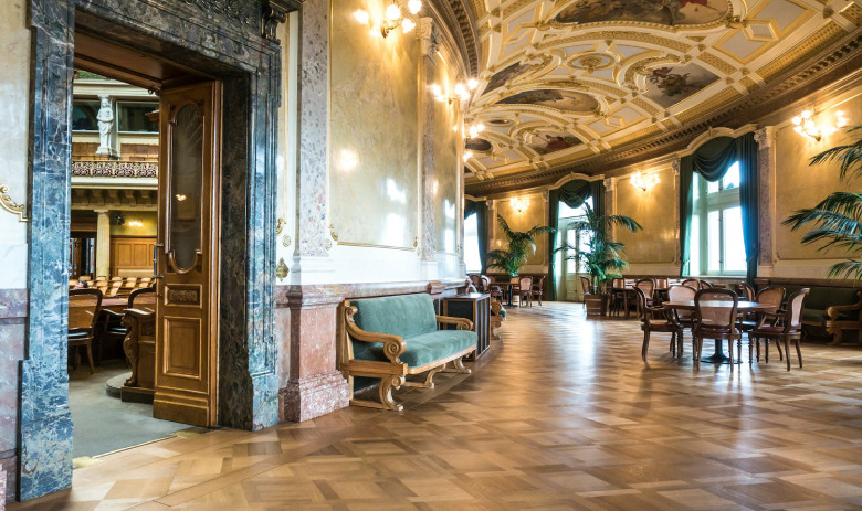 Innenansicht des Bundeshauses in Bern. Am linken Bildrand führt eine offene Tür in den Nationalratssaal.